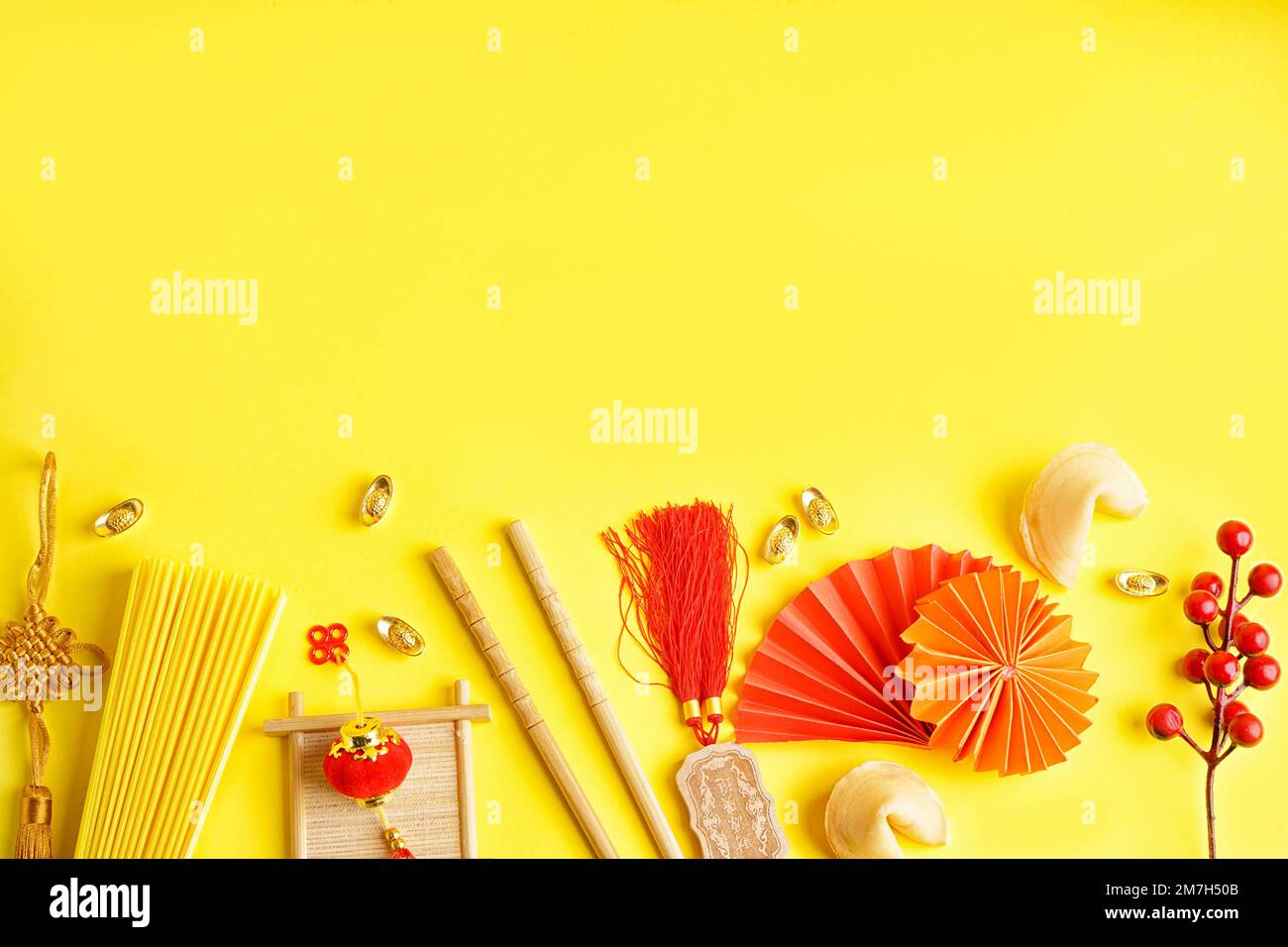 Cookies de fortune et symboles chinois sur fond jaune Banque D'Images