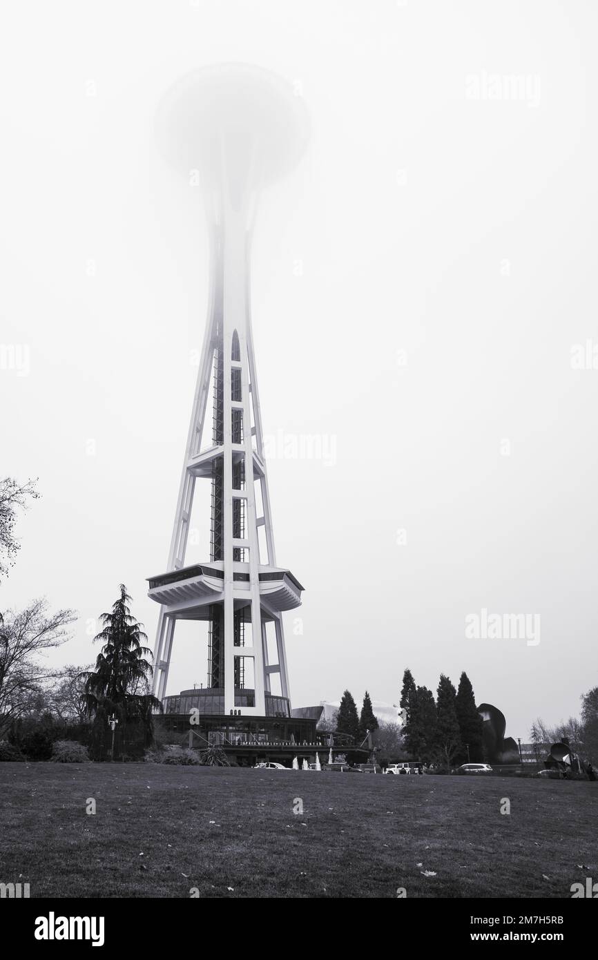 Space Needle in Fog à Seattle, WA Banque D'Images