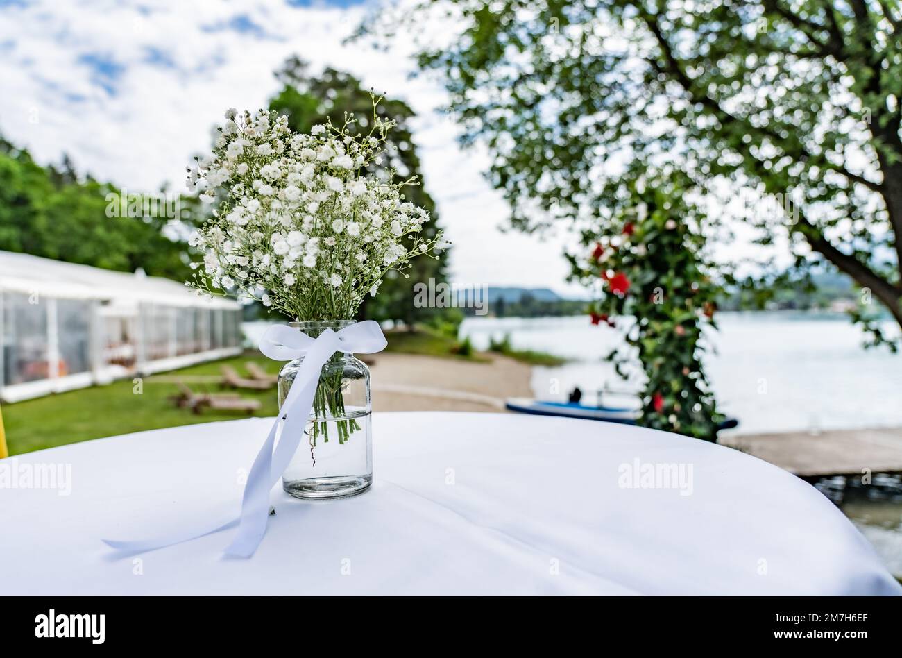 Fête de mariage sur une île en Carinthie dans le lac Faak au printemps Banque D'Images