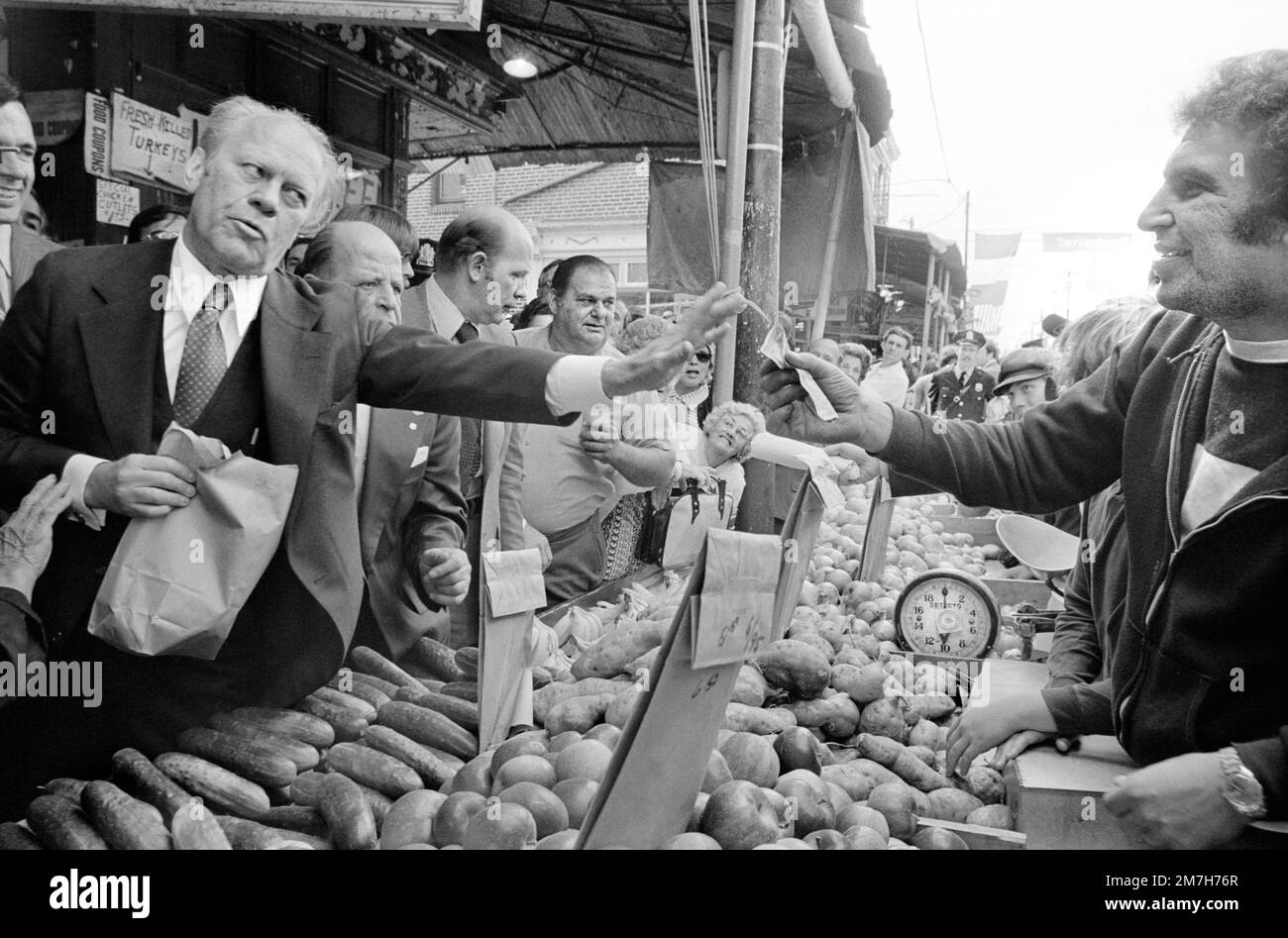 ÉTATS-UNIS Le président Gerald Ford au marché agricole lors de la campagne Tour, Philadelphie, Pennsylvanie, États-Unis, Marion S. Trikosko, COLLECTION US News & World Report Magazine, septembre 1976 Banque D'Images