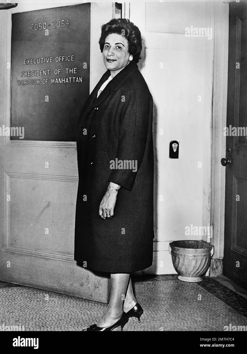 Constance B. Motley, debout à la porte de son bureau 'Executive Office - Président de l'arrondissement de Manhattan, New York, New York, Etats-Unis, Fred Palumbo, New York World-Telegram et The Sun Newspaper Photograph Collection, 19 avril 1965 Banque D'Images