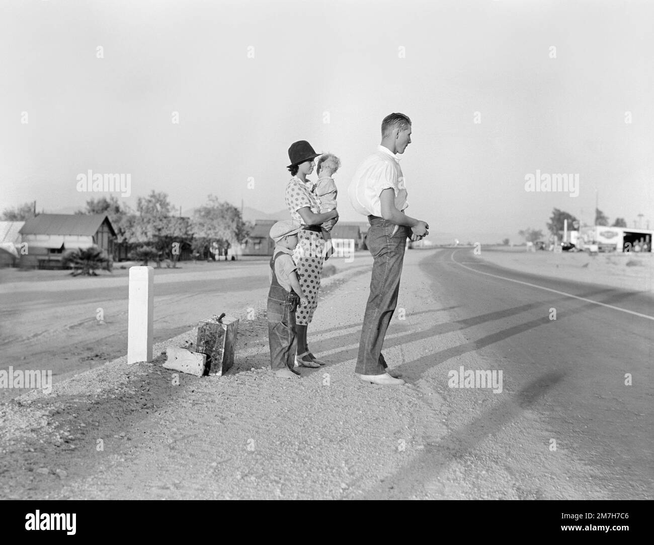 Famille de fermes d'Oklahoma sur l'autoroute entre Blythe et Indio, cherchant à déménager à Bakersfield, Californie, États-Unis, Dorothea Lange, États-Unis Administration de la sécurité agricole, août 1936 Banque D'Images