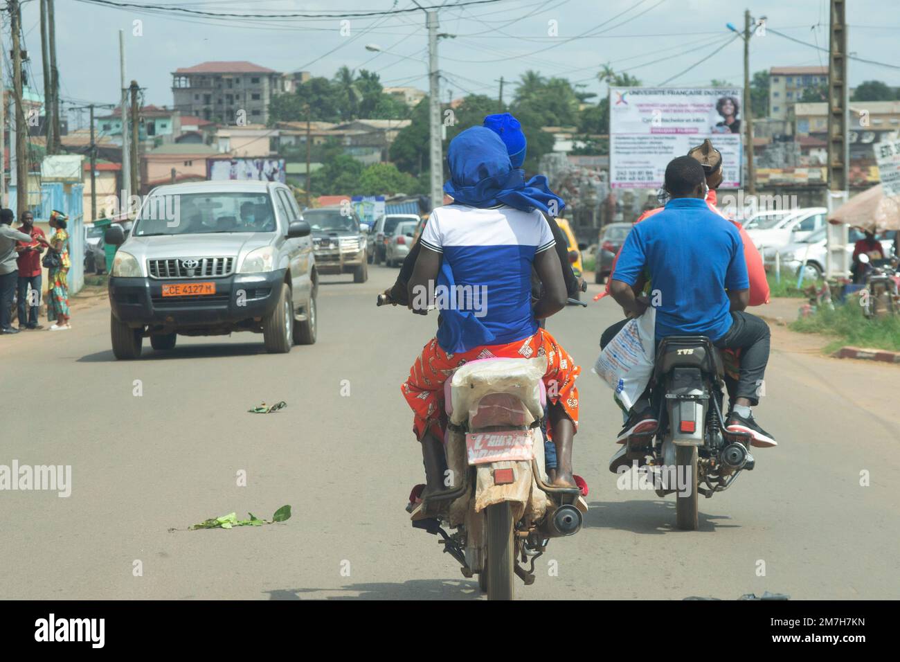 Des taxis moto ou moto-taxi vus de l'arrière, transportant des passagers dans les rues de Yaoundé au Cameroun Banque D'Images