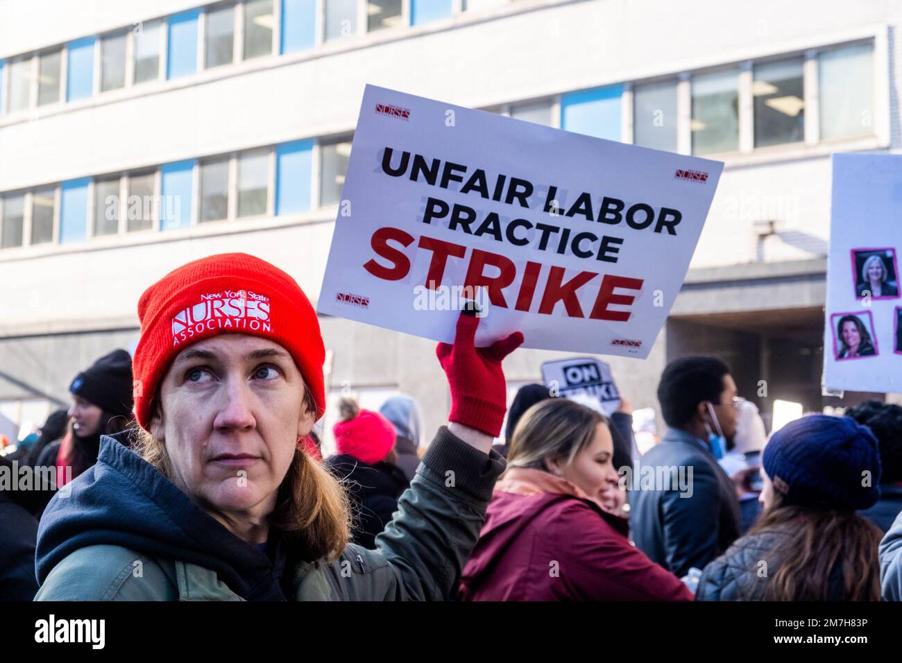 New York, New York, États-Unis. 9th janvier 2023. Plus de 7 000 infirmières ont fait grève contre 2 hôpitaux de New York. Des centaines de personnes ont manifesté à l'extérieur de Mt Hôpital Sinai sur la partie supérieure est sur la Cinquième Avenue. Les infirmières exigent une augmentation du personnel, de meilleurs salaires et la fin des réductions de prestations. La principale plainte des infirmières est qu'elles sont très peu dotées de personnel, ce qui met les patients à risque. (Credit image: © Milo Hess/ZUMA Press Wire) USAGE ÉDITORIAL SEULEMENT! Non destiné À un usage commercial ! Crédit : ZUMA Press, Inc./Alay Live News Banque D'Images