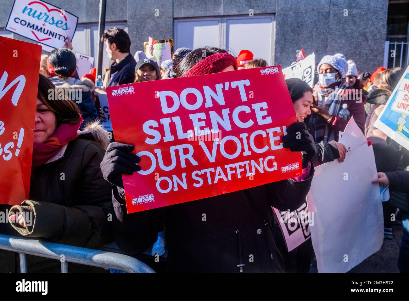 New York, New York, États-Unis. 9th janvier 2023. Plus de 7 000 infirmières ont fait grève contre 2 hôpitaux de New York. Des centaines de personnes ont manifesté à l'extérieur de Mt Hôpital Sinai sur la partie supérieure est sur la Cinquième Avenue. Les infirmières exigent une augmentation du personnel, de meilleurs salaires et la fin des réductions de prestations. La principale plainte des infirmières est qu'elles sont très peu dotées de personnel, ce qui met les patients à risque. (Credit image: © Milo Hess/ZUMA Press Wire) USAGE ÉDITORIAL SEULEMENT! Non destiné À un usage commercial ! Crédit : ZUMA Press, Inc./Alay Live News Banque D'Images