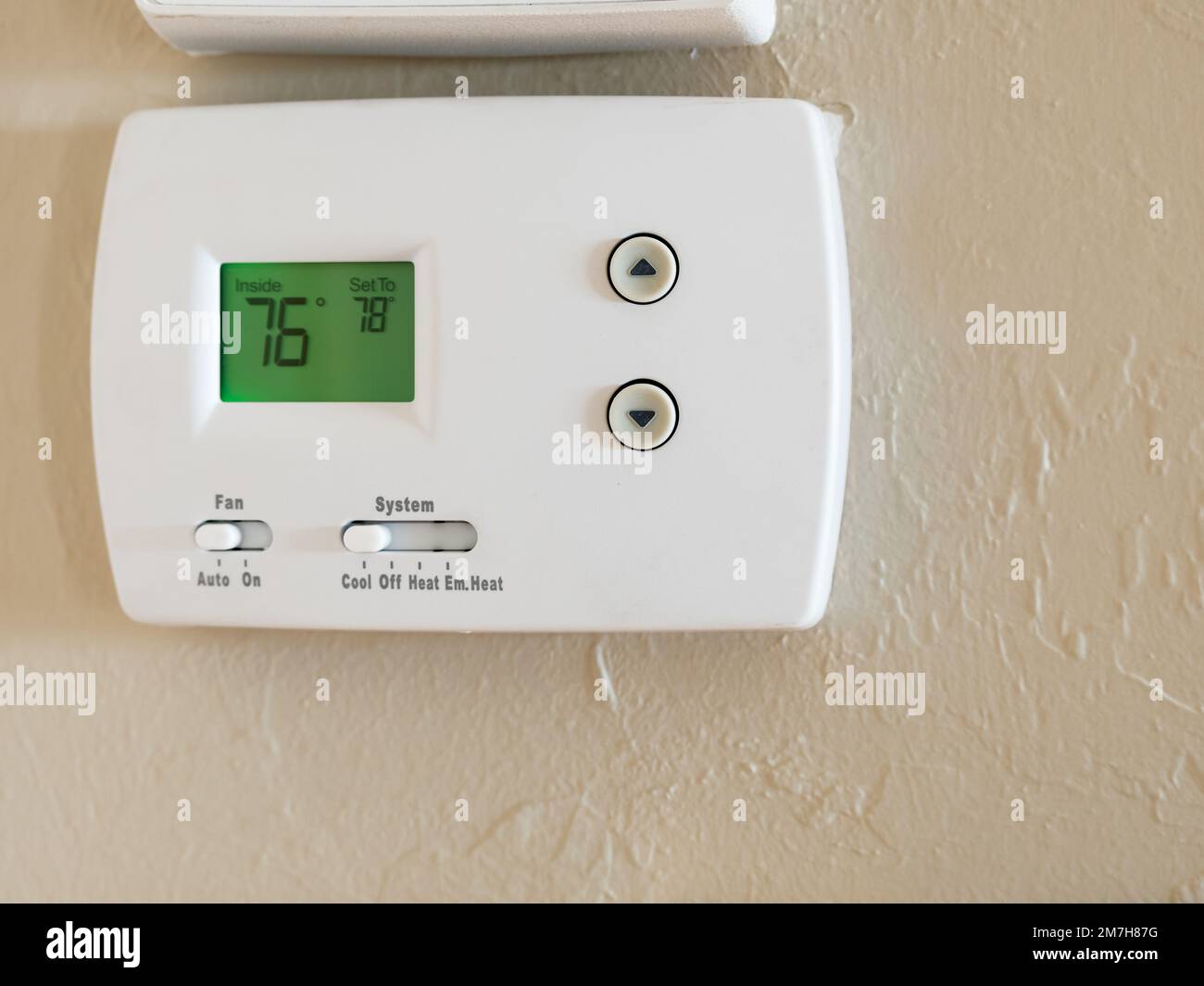 Thermostat numérique programmable réglé sur économie d'énergie 78 degrés. Régulateur de température mural pour climatisation et système de chauffage domestiques. Banque D'Images