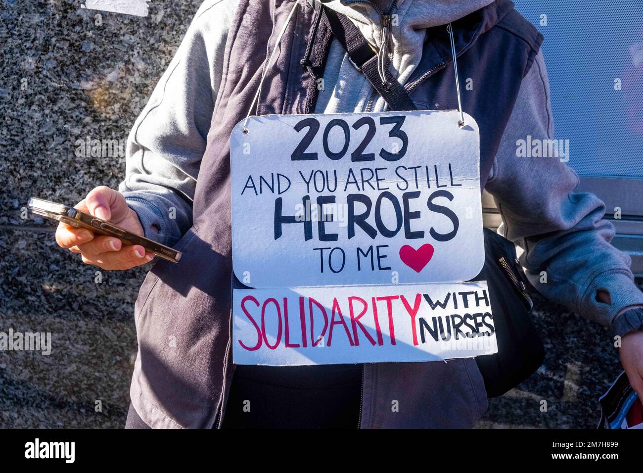 New York, New York, États-Unis. 9th janvier 2023. Plus de 7 000 infirmières ont fait grève contre 2 hôpitaux de New York. Des centaines de personnes ont manifesté à l'extérieur de Mt Hôpital Sinai sur la partie supérieure est sur la Cinquième Avenue. Les infirmières exigent une augmentation du personnel, de meilleurs salaires et la fin des réductions de prestations. La principale plainte des infirmières est qu'elles sont très peu dotées de personnel, ce qui met les patients à risque. (Credit image: © Milo Hess/ZUMA Press Wire) USAGE ÉDITORIAL SEULEMENT! Non destiné À un usage commercial ! Crédit : ZUMA Press, Inc./Alay Live News Banque D'Images