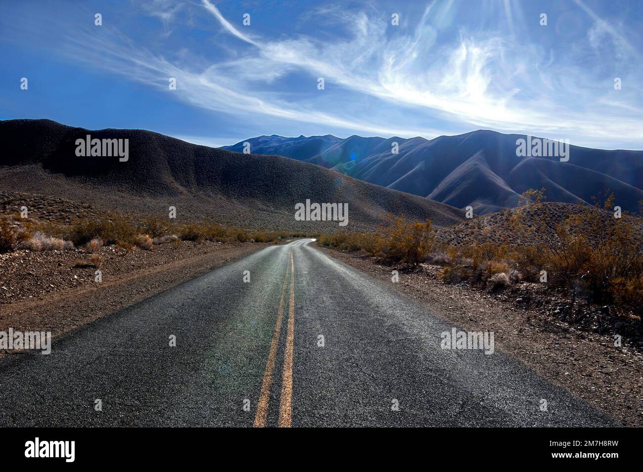 Désert, paysage, collines, route, Vallée de la mort, Californie Banque D'Images