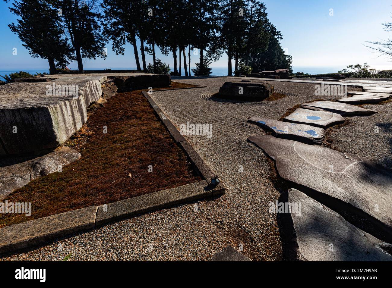 Jardin de l'Observatoire d'Enoura basé sur le concept d'un retour aux origines de l'humanité et de l'art, l'Observatoire d'Enoura a été créé sur un site pittoresque Banque D'Images