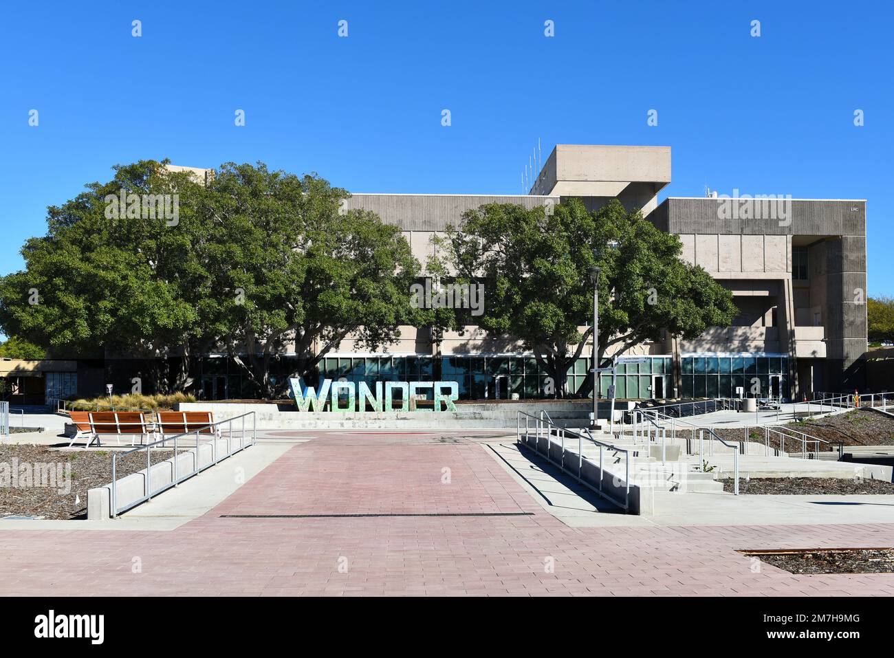 MISSION VIEJO, CALIFORNIE - 8 JANV. 2023 : amphithéâtre avec la sculpture et la bibliothèque Wonder sur le campus de Saddleback College. Banque D'Images