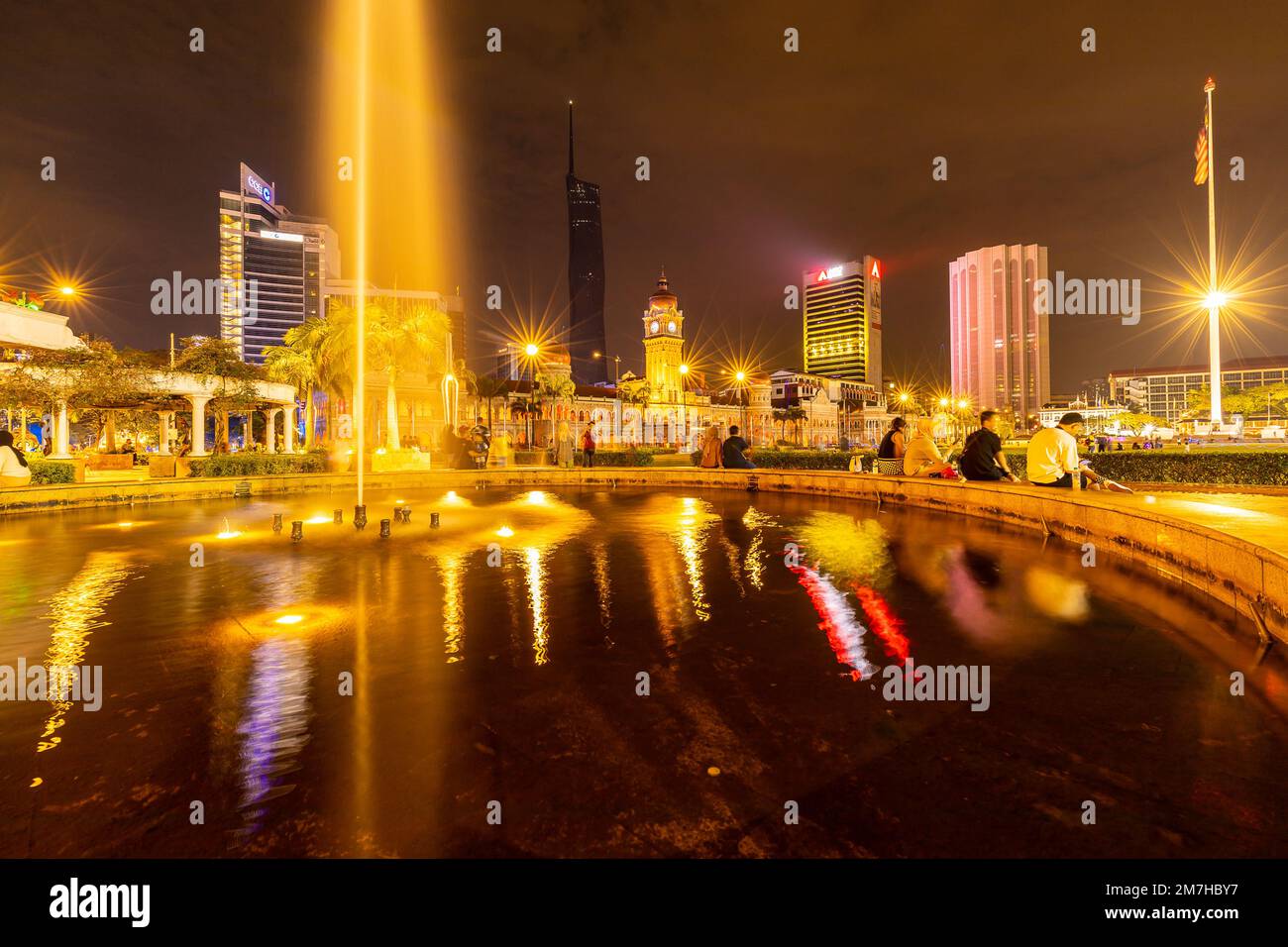 Place Merdeka Kuala Lumpur la nuit. Banque D'Images