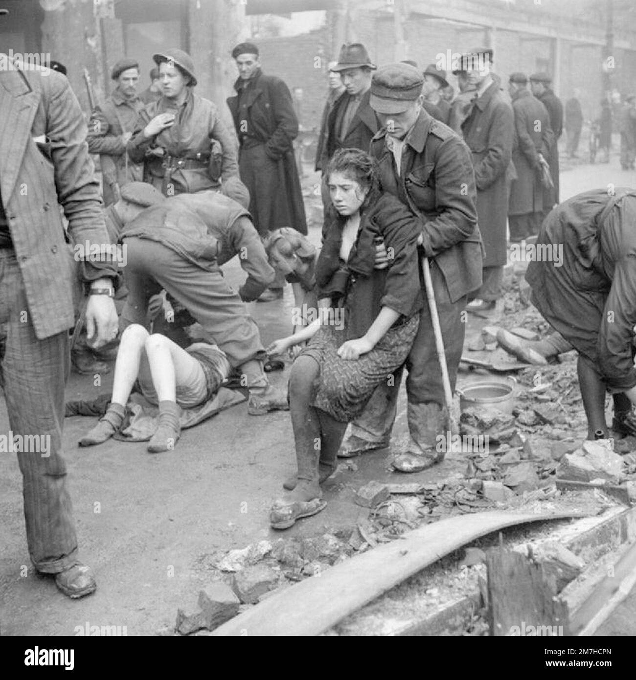 Libéré des esclaves russes secourus d'une cave après avoir été incendié par un policier allemand, Osnabruck, 7 avril 1945. Banque D'Images