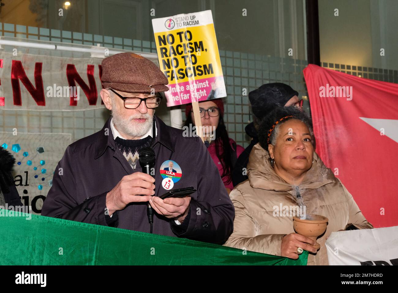 Londres, Royaume-Uni. 9th janvier 2022. Le député Jeremy Corbyn prend la parole lors d'un rassemblement pro-démocratie et anti-racisme, organisé après que des partisans de Bolsonaro se soient révoltés dans la capitale, Brasilia, et ont pris d'assaut le bâtiment du Congrès parmi d'autres bureaux gouvernementaux. Ces dernières semaines, des émeutiers se sont campés à proximité de bases militaires dans le but de persuader l'armée d'organiser un coup d'État et de chasser le président nouvellement inaugaré Luiz Inacio Lula da Silva de ses fonctions. Crédit : onzième heure Photographie/Alamy Live News Banque D'Images