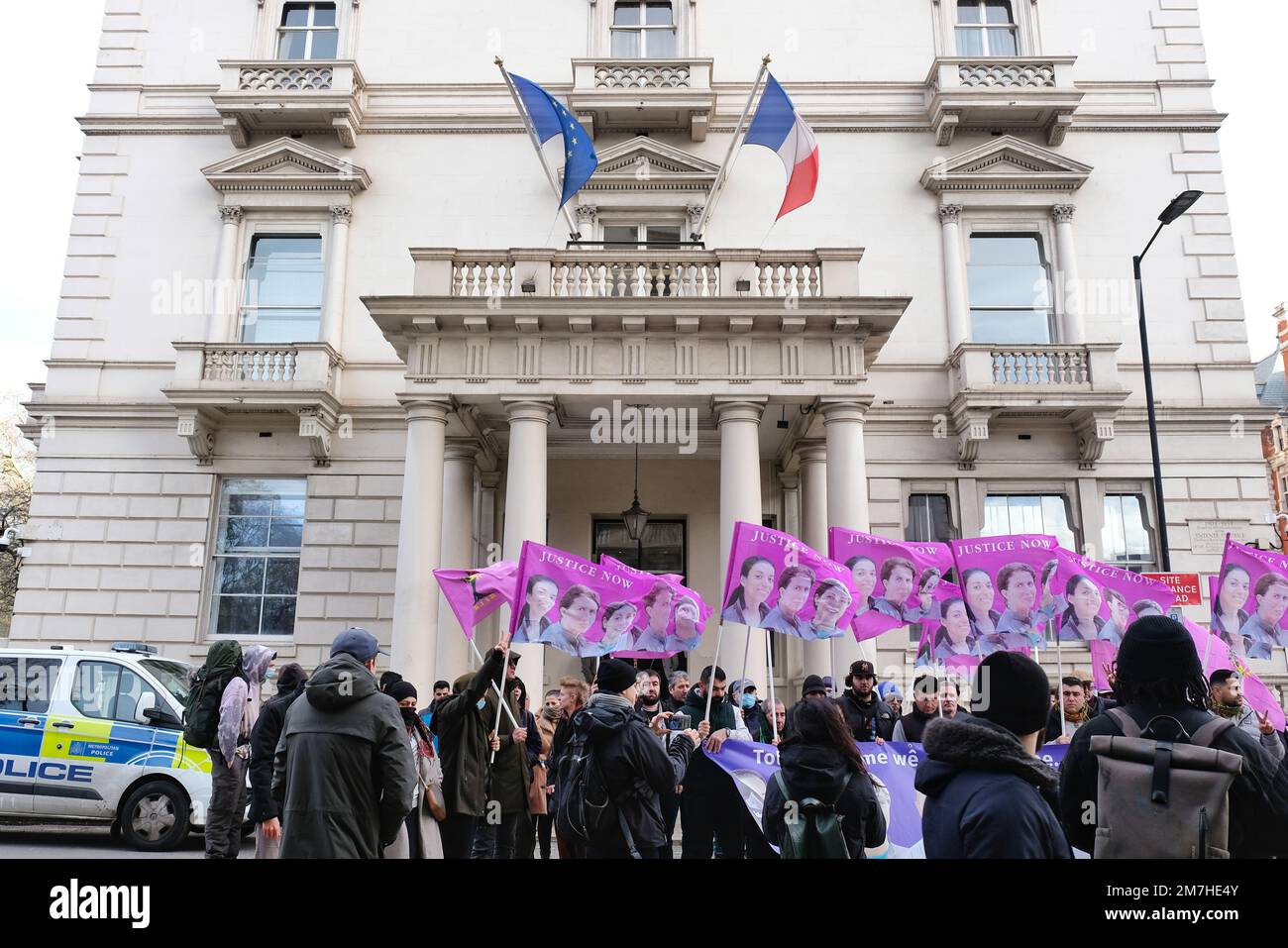 Londres, Royaume-Uni. La communauté kurde a marqué le 10th anniversaire des meurtres de trois militants à Paris, devant l'ambassade de France. Banque D'Images