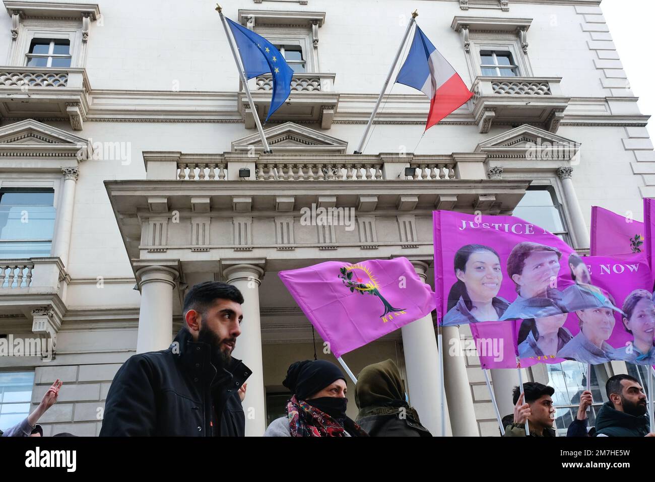 Londres, Royaume-Uni. La communauté kurde a marqué le 10th anniversaire des meurtres de trois militants à Paris, devant l'ambassade de France. Banque D'Images