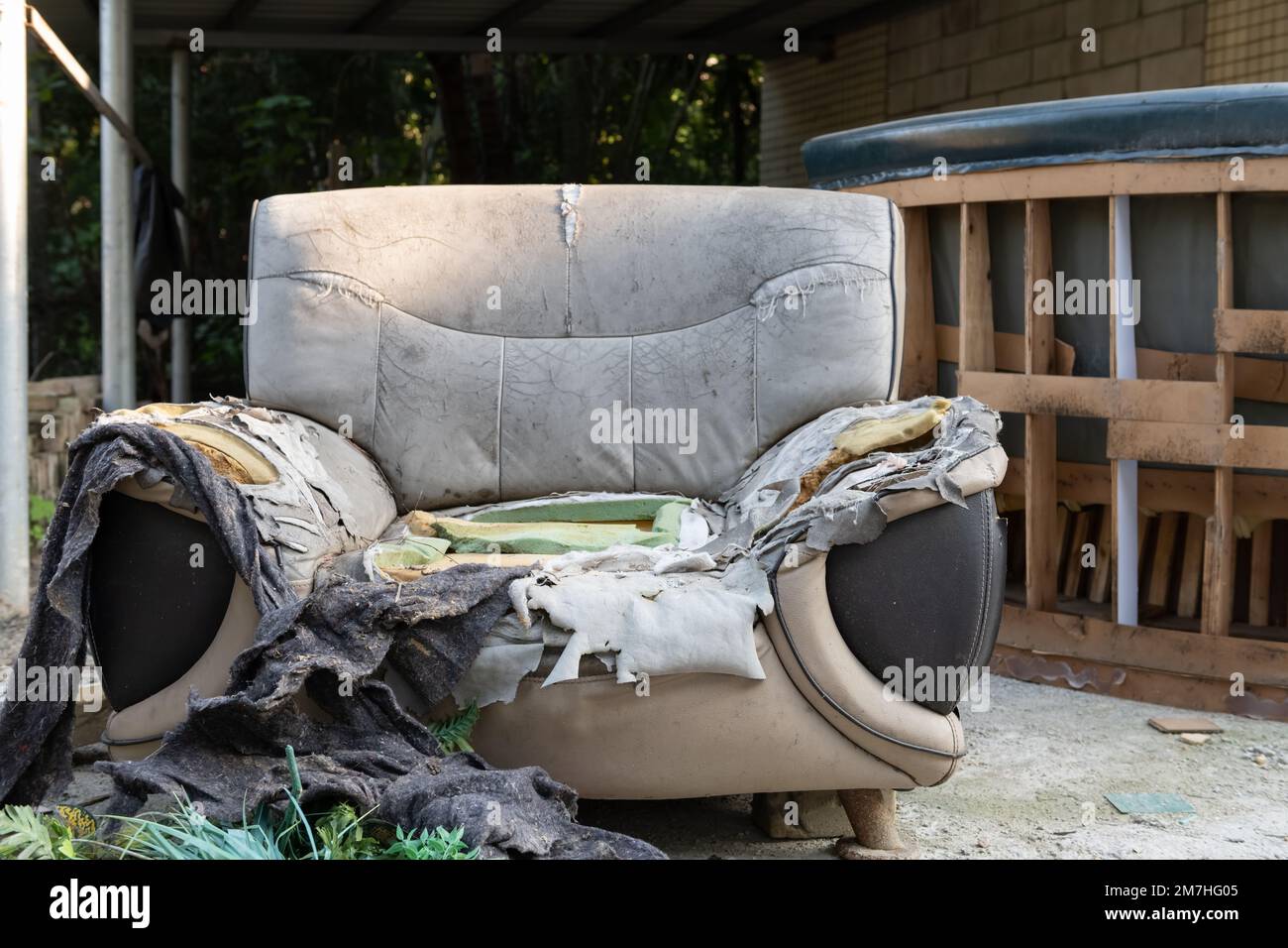 un canapé très endommagé dans l'extérieur à la composition horizontale Banque D'Images