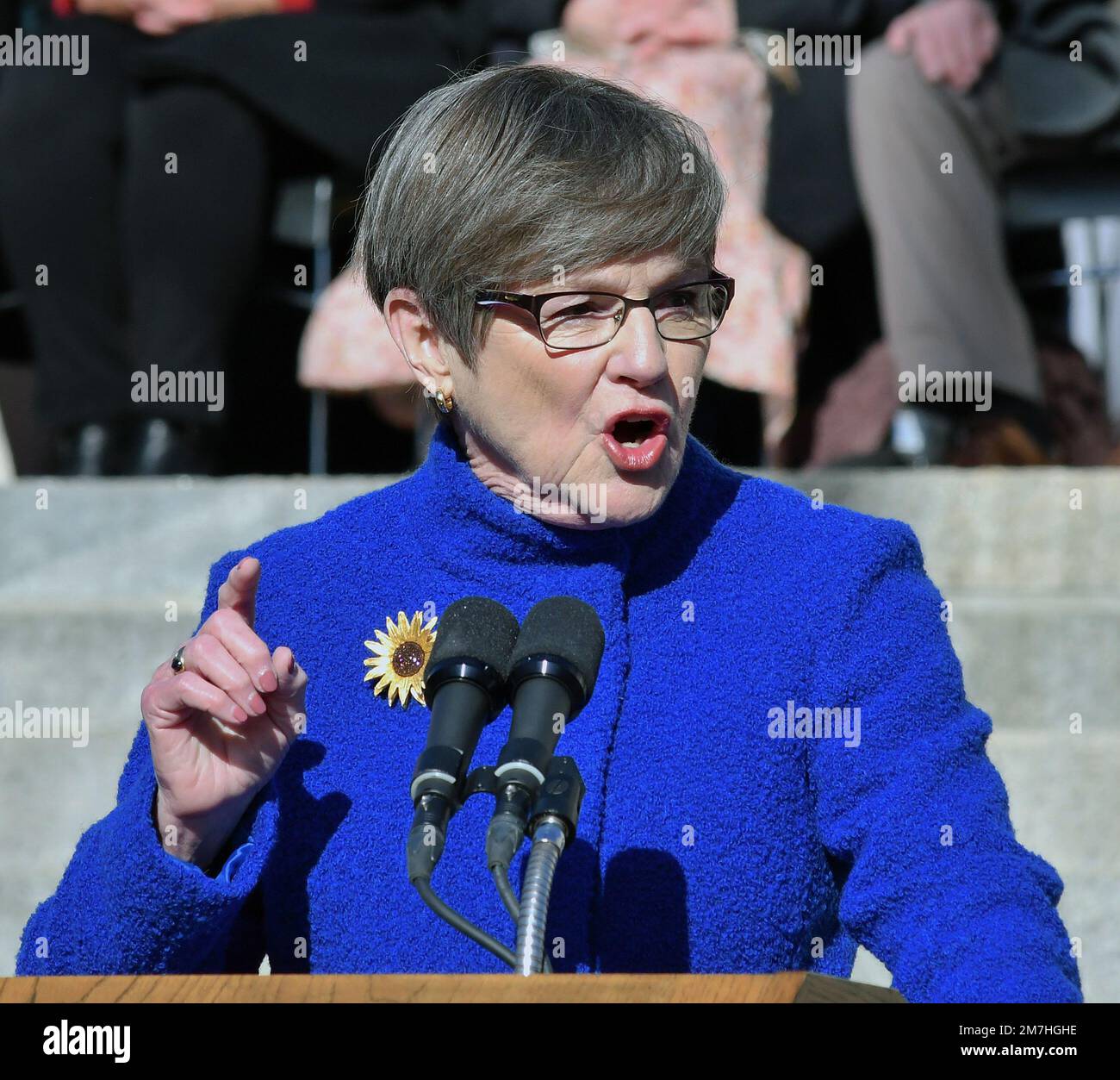 TOPEKA, KANSAS - le 9 JANVIER 2023Kansas la gouverneure démocrate Laura Kelly prononce son discours inaugural à partir des marches du capitole de l'État après avoir prêté serment pour un deuxième mandat crédit : Mark Reinstein/MediaPunch Banque D'Images