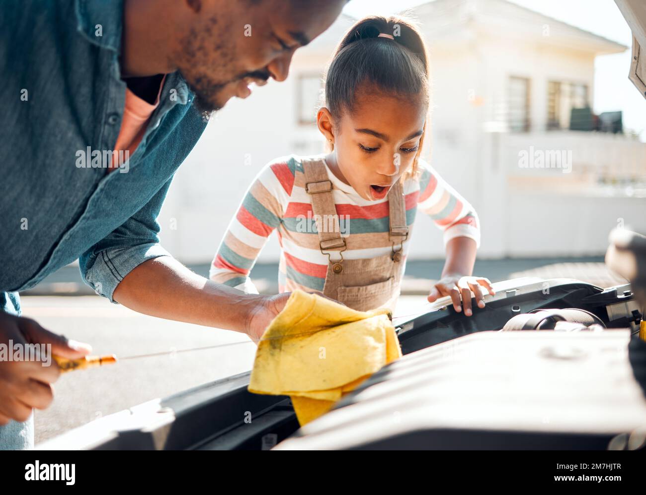 Problème de voiture, père et enfant enseignant de changer l'huile moteur, mécanicien de réparer et de réparer le véhicule familial à l'extérieur. L'homme noir et la fille ou la fille apprenant Banque D'Images