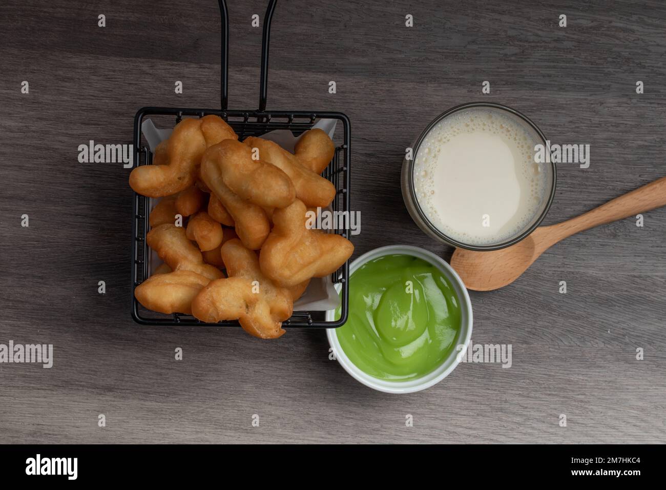 bâton de pâte frite. Lait de soja Patongo, crème anglaise de pandan. Petit déjeuner Banque D'Images