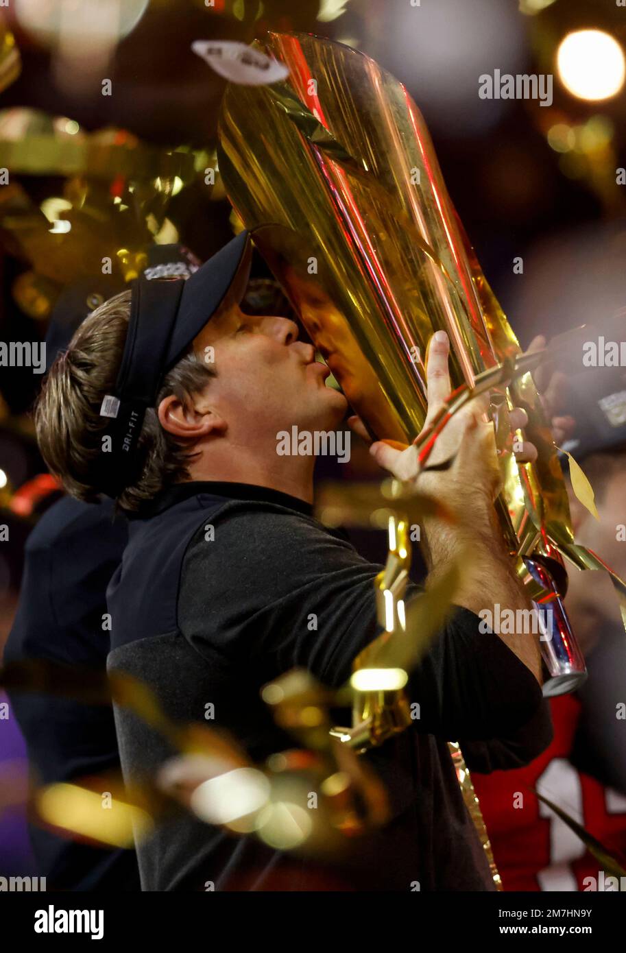 09 janvier 2023 Georgia Bulldogs entraîneur-chef Kirby Smart embrasse le trophée du championnat national de football de l'université après le championnat national de football de l'université NCAA Playoff à Inglewood, Californie. Crédit photo obligatoire : Charles Baus/CSM/Sipa USA(Credit image: © Charles Baus/Cal Sport Media/Sipa USA) Banque D'Images