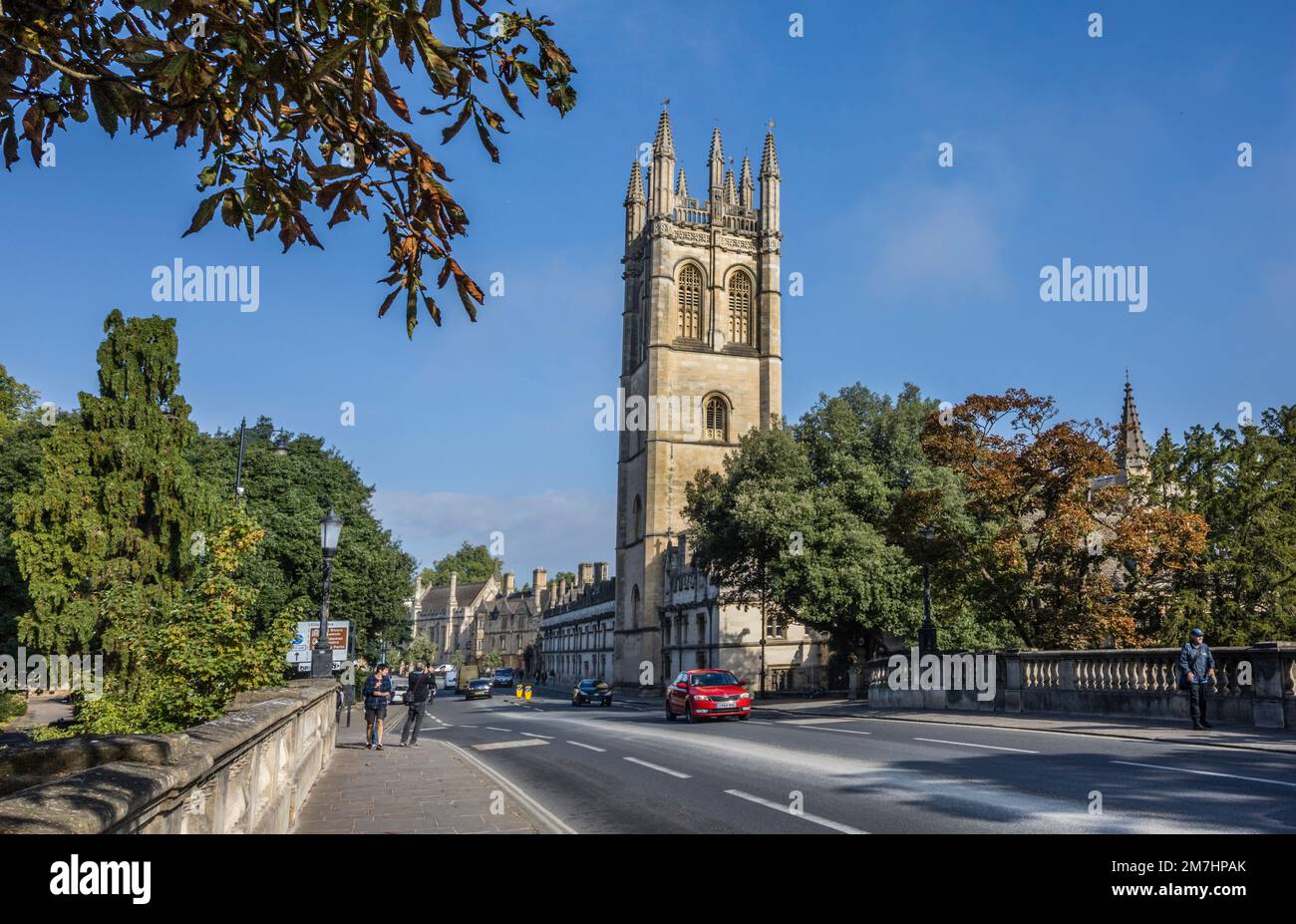 Tour de Collage de Magdalen vue depuis le pont de Magdalen au-dessus de la rivière Cherwell, Oxford, Oxforshire, Angleterre du Sud-est Banque D'Images