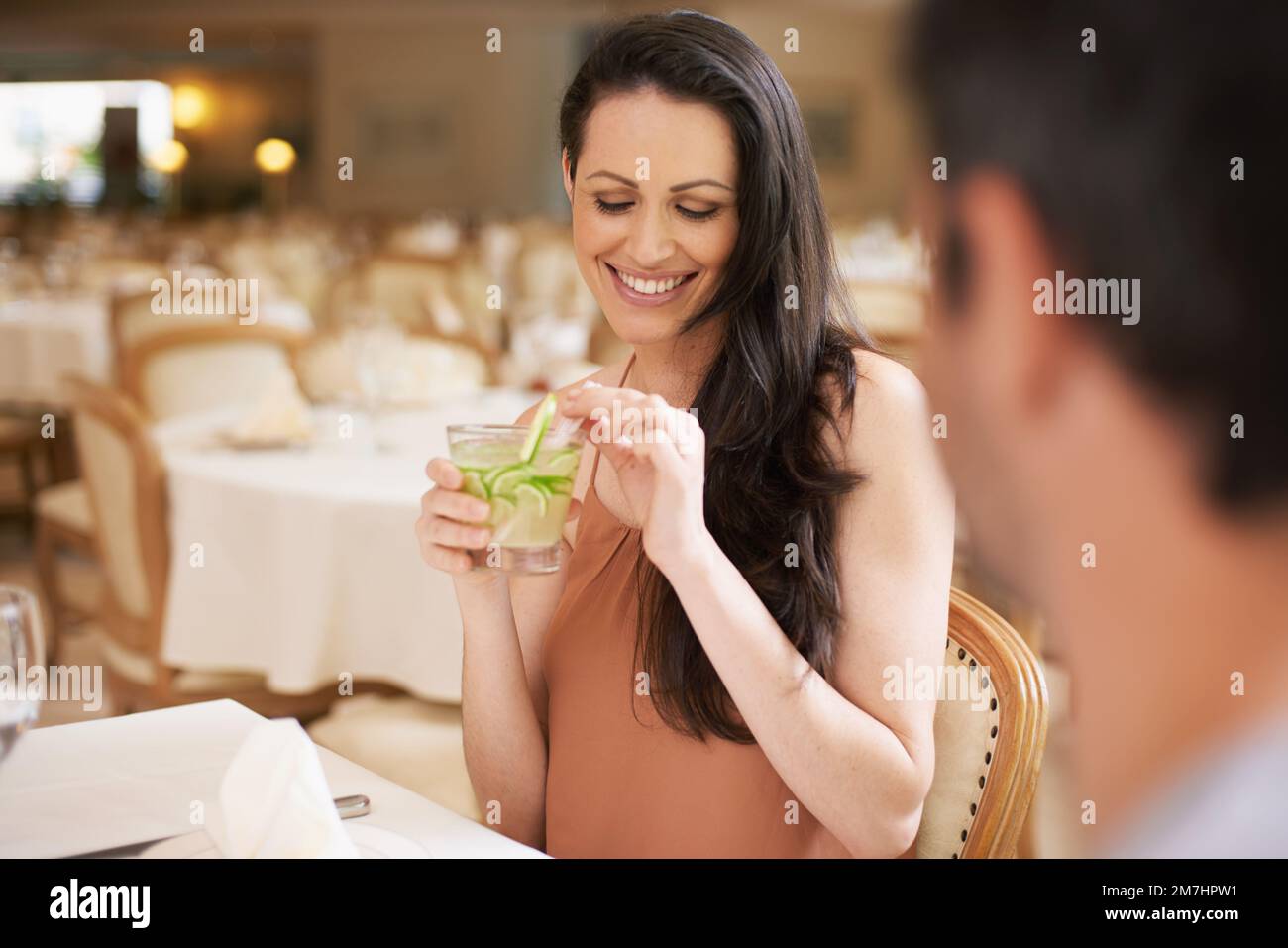 S'amuser les uns les autres. une belle jeune femme à une date avec son mari. Banque D'Images