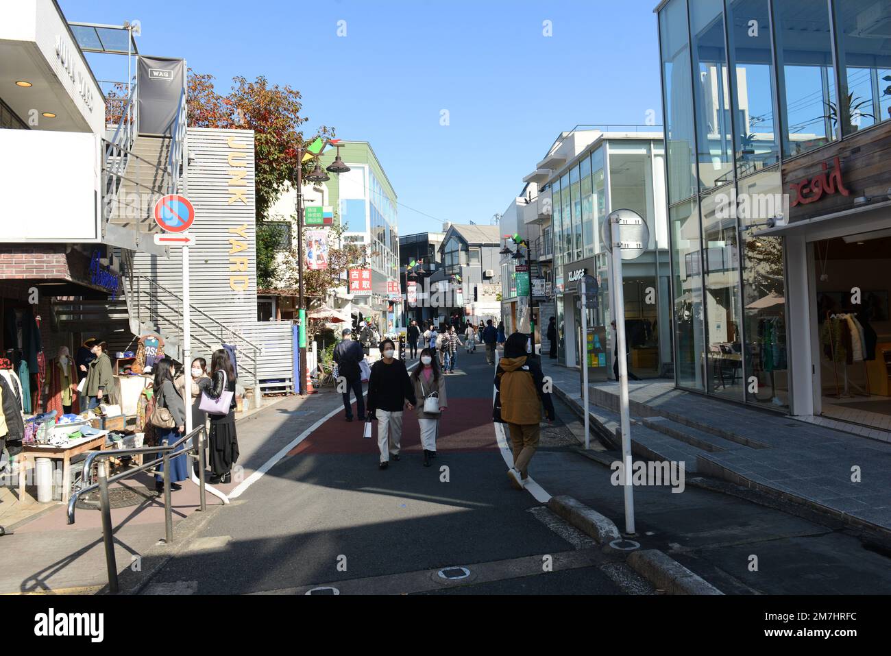 Vous traverserez les ruelles d'Ura-Harajuku, un quartier branché avec de petites boutiques élégantes et des cafés et restaurants sympas. Tokyo, Japon. Banque D'Images