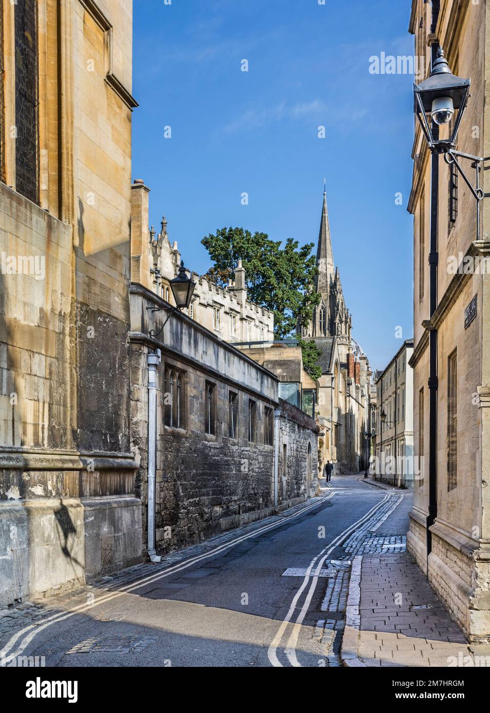 Vue sur l'étroite Magpie Lane historique dans le centre d'Oxford, en traversant l'arrière de l'Oriel College vers l'église Univerty sur High Street, Oxfordshire, S. Banque D'Images