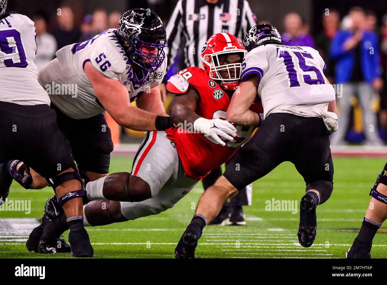 Inglewood, Californie. 9th janvier 2023. Le quarterback de la TCU Horned Frogs Max Duggan (15) est mis à sac par le joueur de lineman de défense de Georgia Bulldogs Bear Alexander (99) en action dans le troisième trimestre du championnat national de football de la CFP entre la TCU Horned Frogs et les Georgia Bulldogs sur 09 janvier 2023 à Pasadena, Californie. Crédit photo obligatoire : Louis Lopez/Cal Sport Media/Alamy Live News Banque D'Images