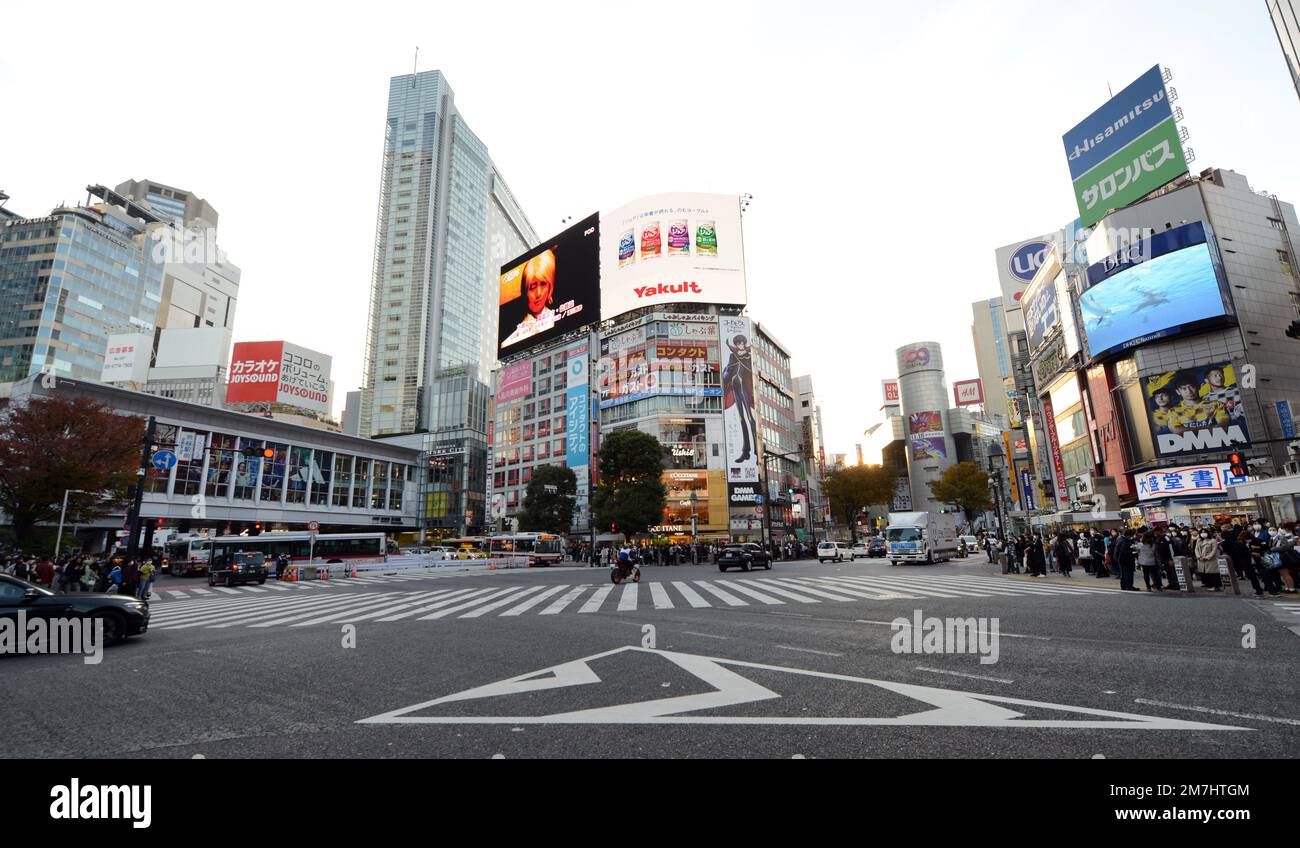 Shibuya Crossing est la traversée piétonne la plus achalandée du monde. Shibuya, Tokyo, Japon. Banque D'Images