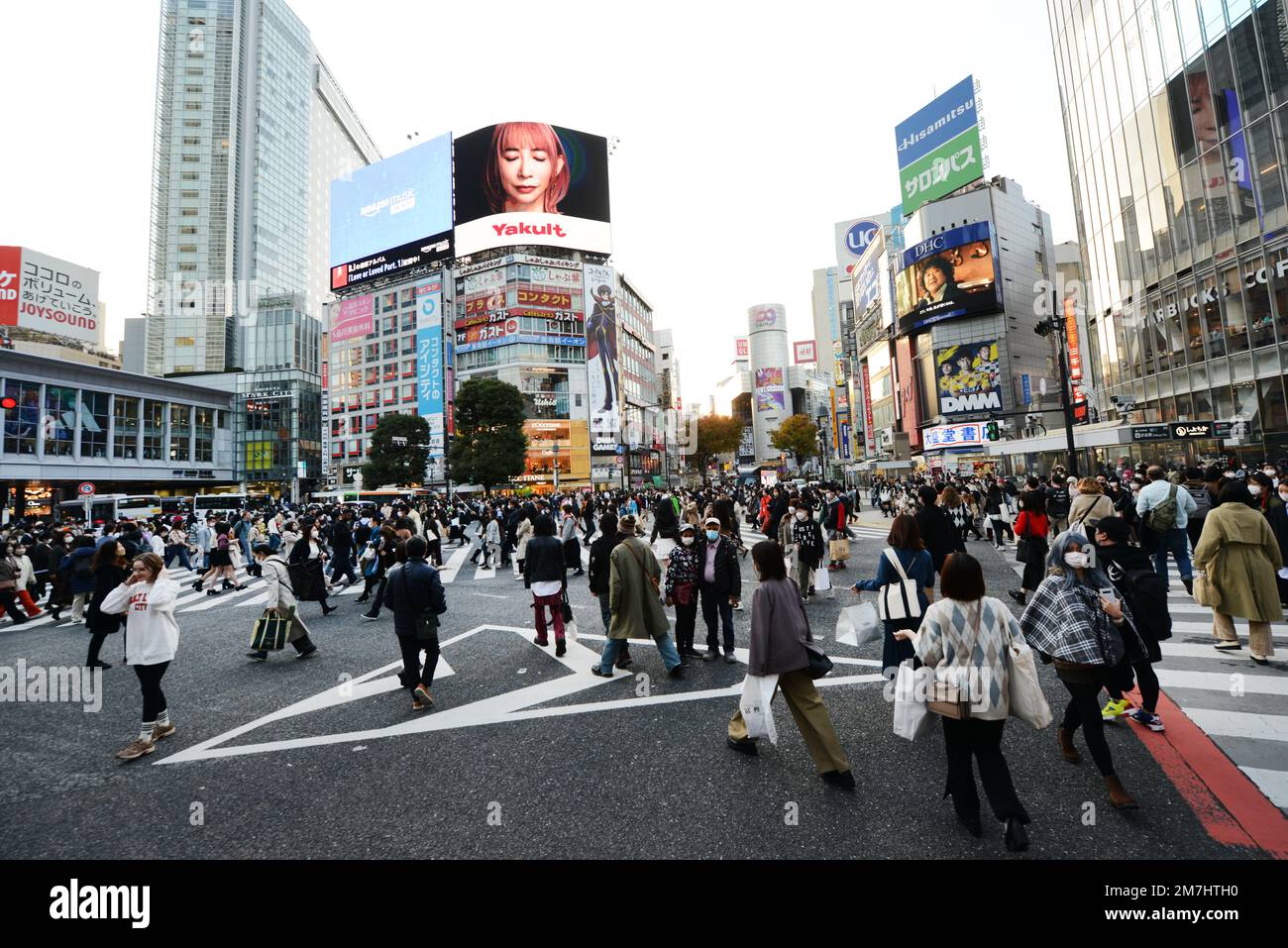 Shibuya Crossing est la traversée piétonne la plus achalandée du monde. Shibuya, Tokyo, Japon. Banque D'Images