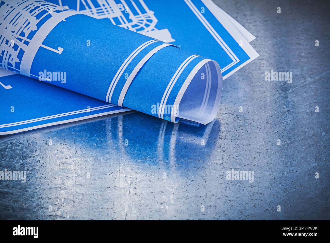 Concept de construction bleu sur fond métallique rayé. Banque D'Images