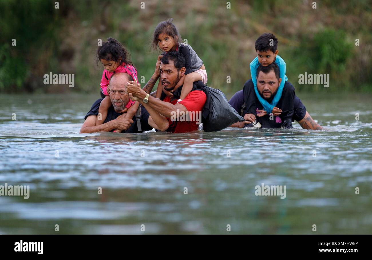 Beijing, Texas, États-Unis. 25th juillet 2022. Des migrants traversent le Rio Grande à Eagle Pass, Texas, États-Unis sur 25 juillet 2022. Credit: Nick Wagner/Xinhua/Alay Live News Banque D'Images