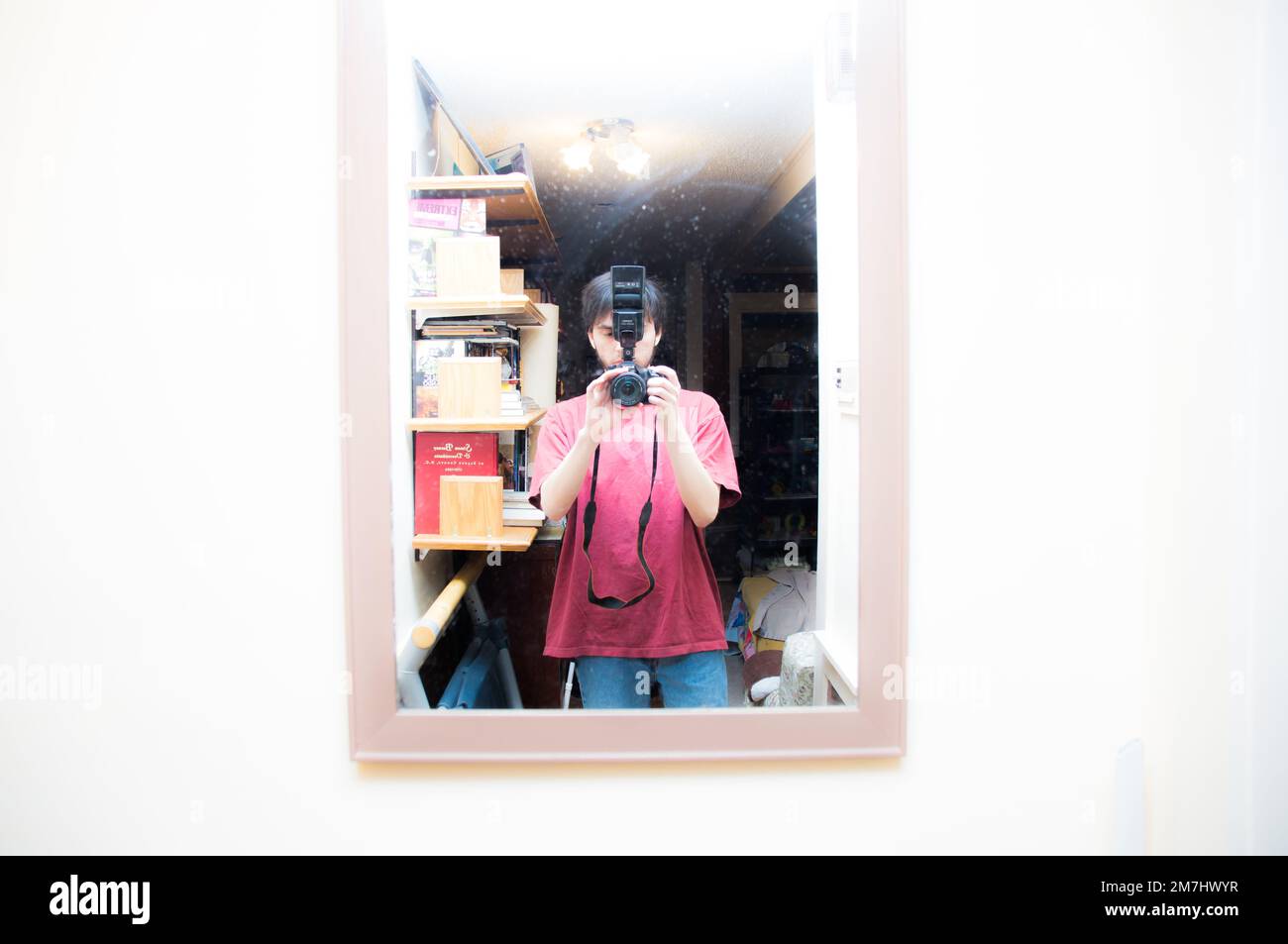 Homme prenant une photo de lui-même dans le miroir Banque D'Images
