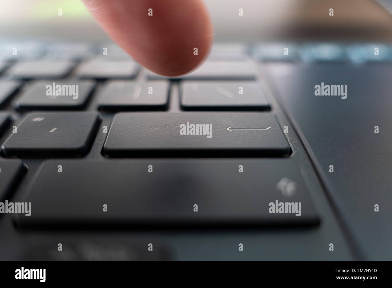 Doigt appuyant sur le bouton du clavier. Cliquez sur la touche noire ultrabook Banque D'Images