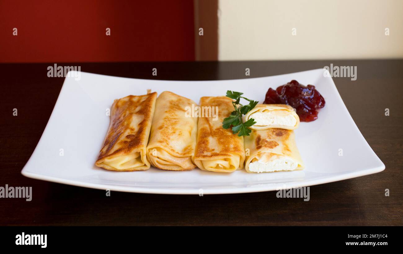 Un blini, ou parfois blin, est une crêpe russe et plus largement européenne de l'est qui est traditionnellement faite à partir de sarrasin ou de farine de blé. Banque D'Images