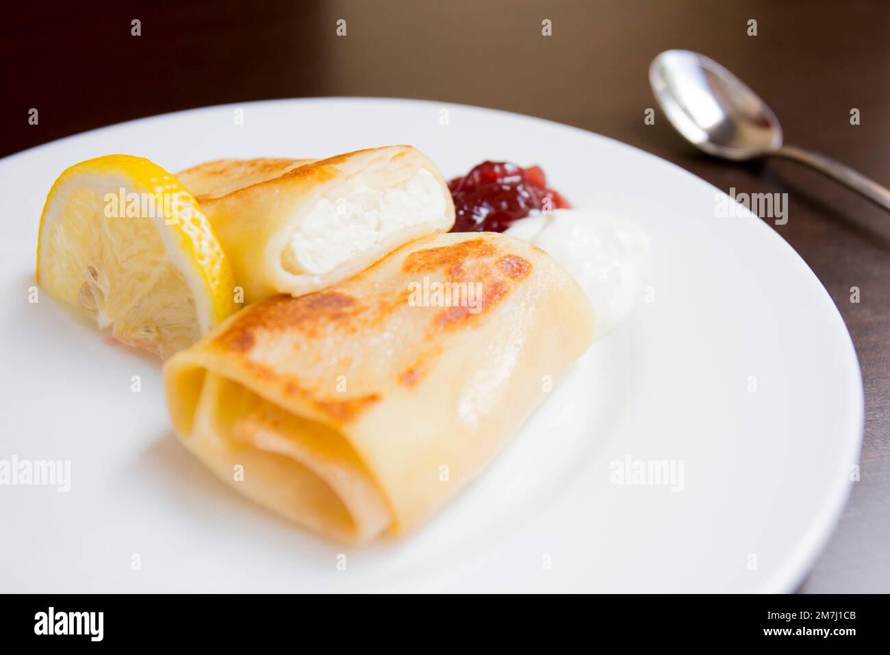 Un blini, ou parfois blin, est une crêpe russe et plus largement européenne de l'est qui est traditionnellement faite à partir de sarrasin ou de farine de blé. Banque D'Images