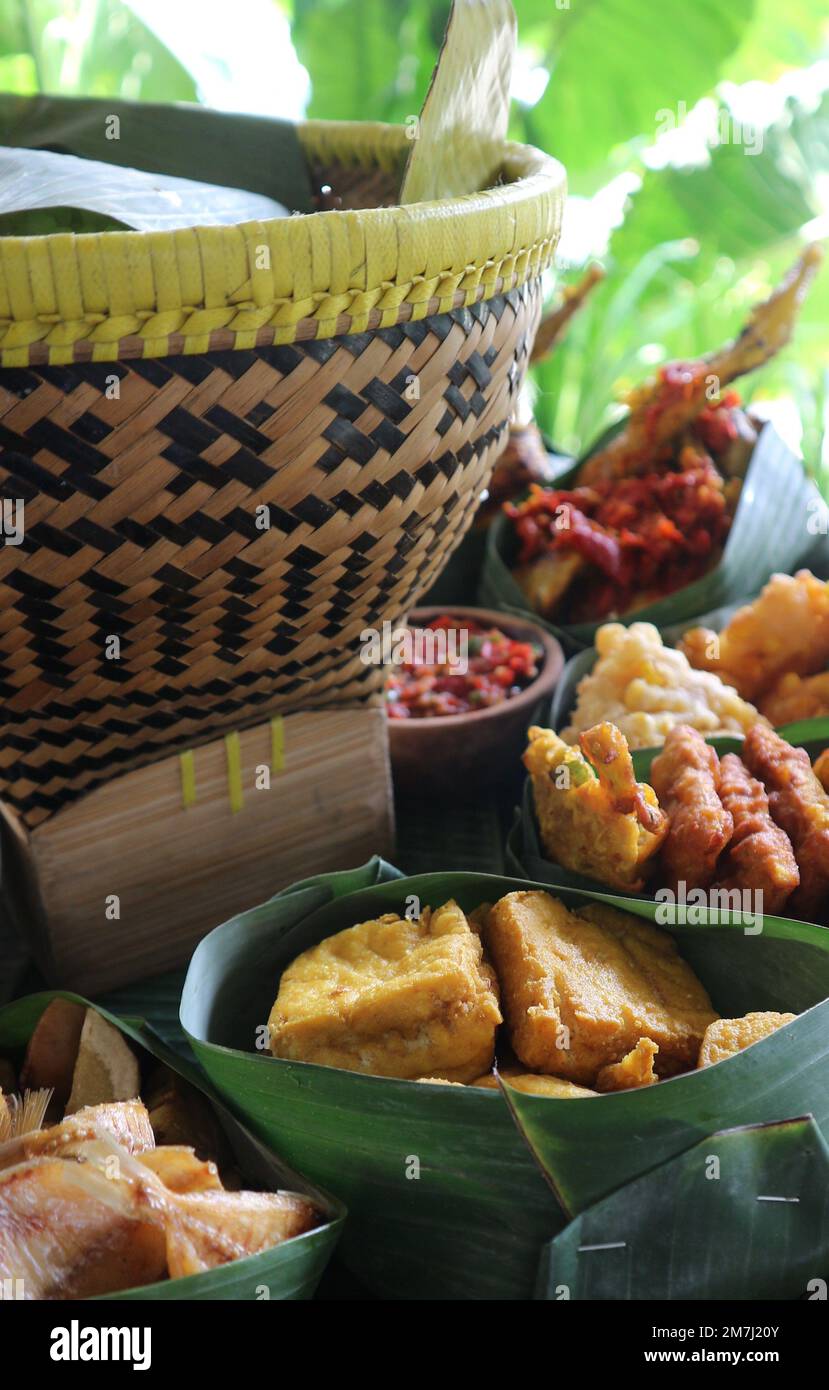 Le tempeh et le tofu frits sont servis sur une feuille de banane Banque D'Images