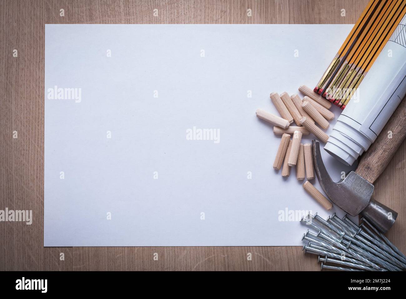 Compteur en bois roulé Blueprints papier vierge clous griffe marteau chevilles bois sur planche en bois copier concept de construction d'espace. Banque D'Images