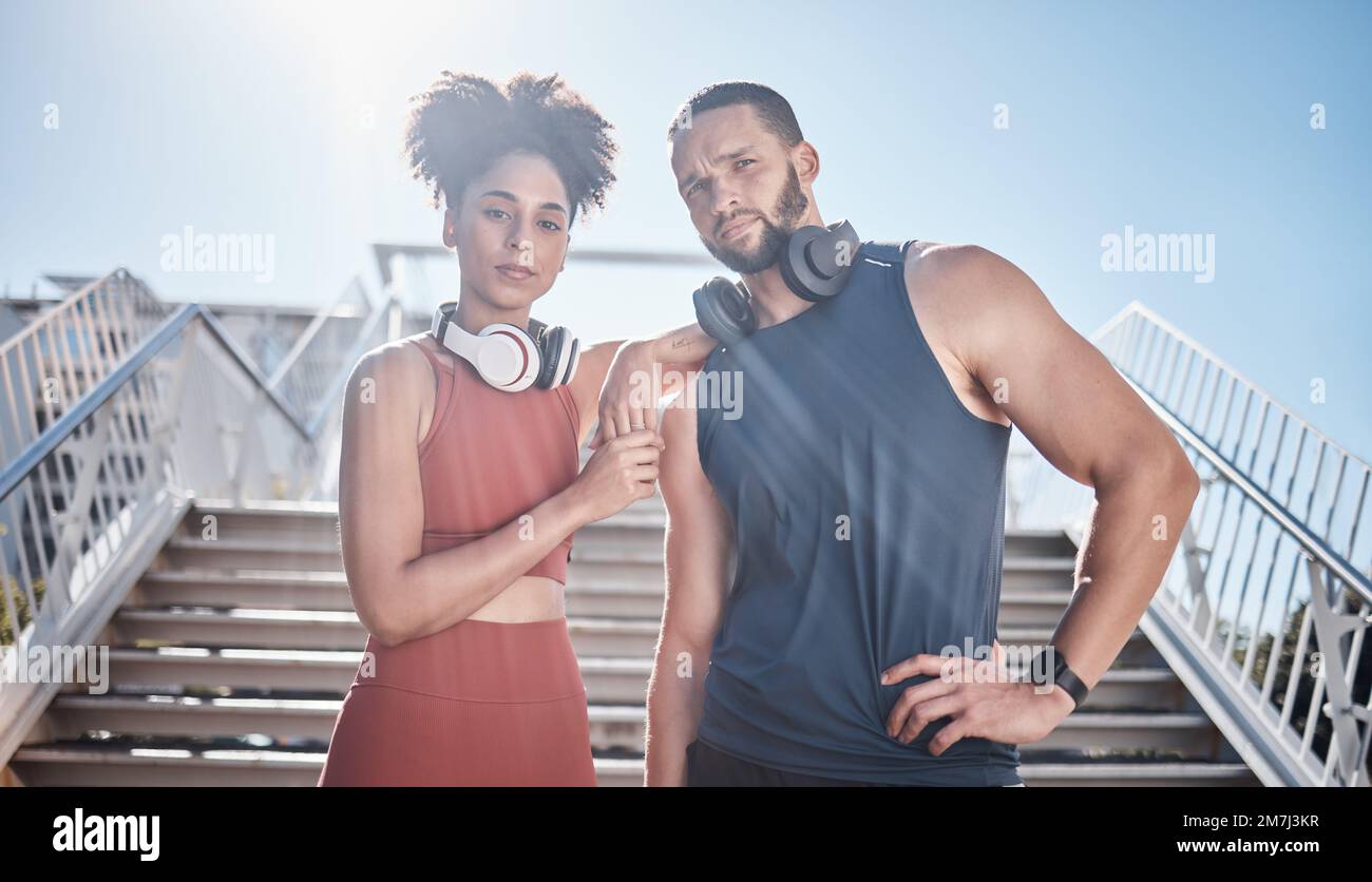 Couple noir, portrait d'escalier et fitness avec écouteurs pour la musique, la motivation et l'entraînement urbain en extérieur. Équipe d'exercice, couple et soutien pour Banque D'Images