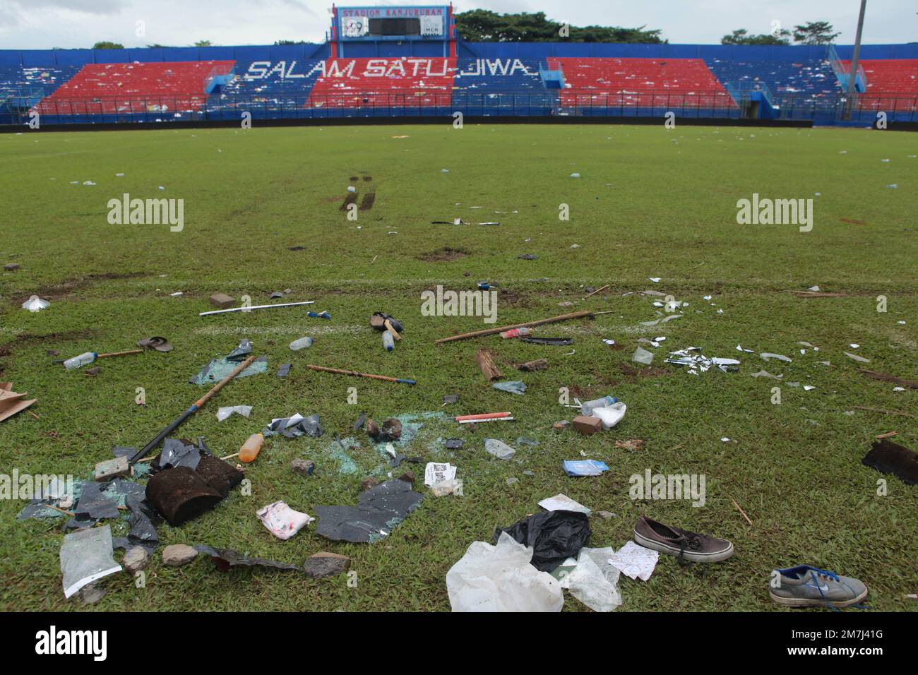 Pékin, Chine. 1st octobre 2022. Cette photo prise le 3 octobre 2022 montre une vue du stade Kanjuruhan à Malang, Java-est, Indonésie. Le Stampede a eu lieu le 1 octobre 2022 au stade Kanjuruhan à Malang regency après que le club AREMA Malang a perdu à Persebaya Surabaya lors d'un match de football de la ligue indonésienne. Credit: Bayu Novanta/Xinhua/Alamy Live News Banque D'Images