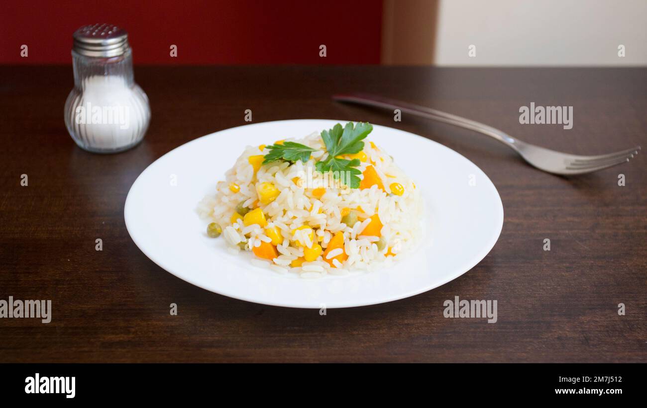 Salade de riz. Entrées de cuisine russe traditionnelle à n'importe quelle table. Banque D'Images