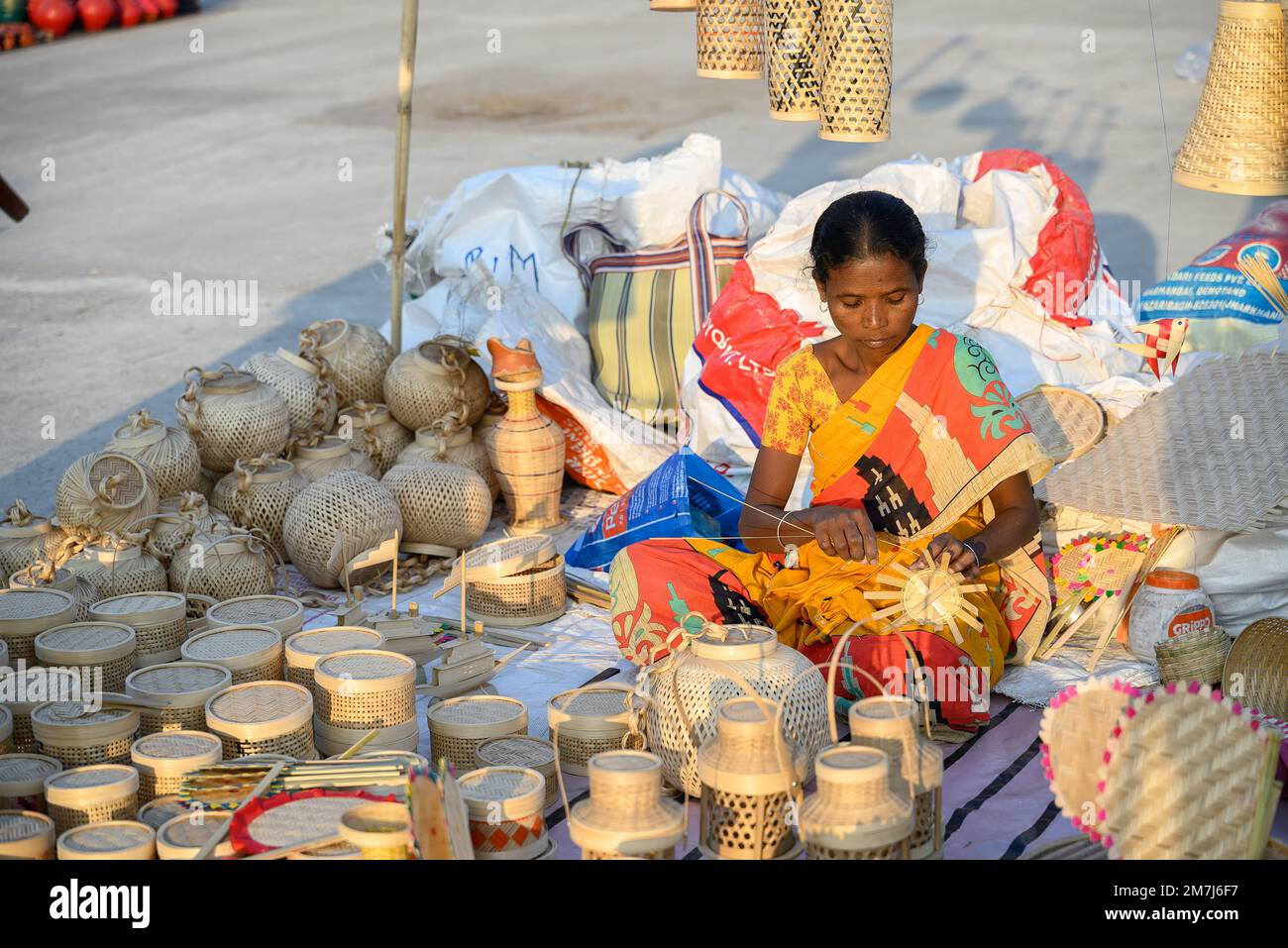 Une femme indienne non identifiée préparant des œuvres d'art en bambou sculptant des objets en bambou en vente à Kolkata dans le cadre d'un salon de l'artisanat. C'est rural Inpoussières Banque D'Images