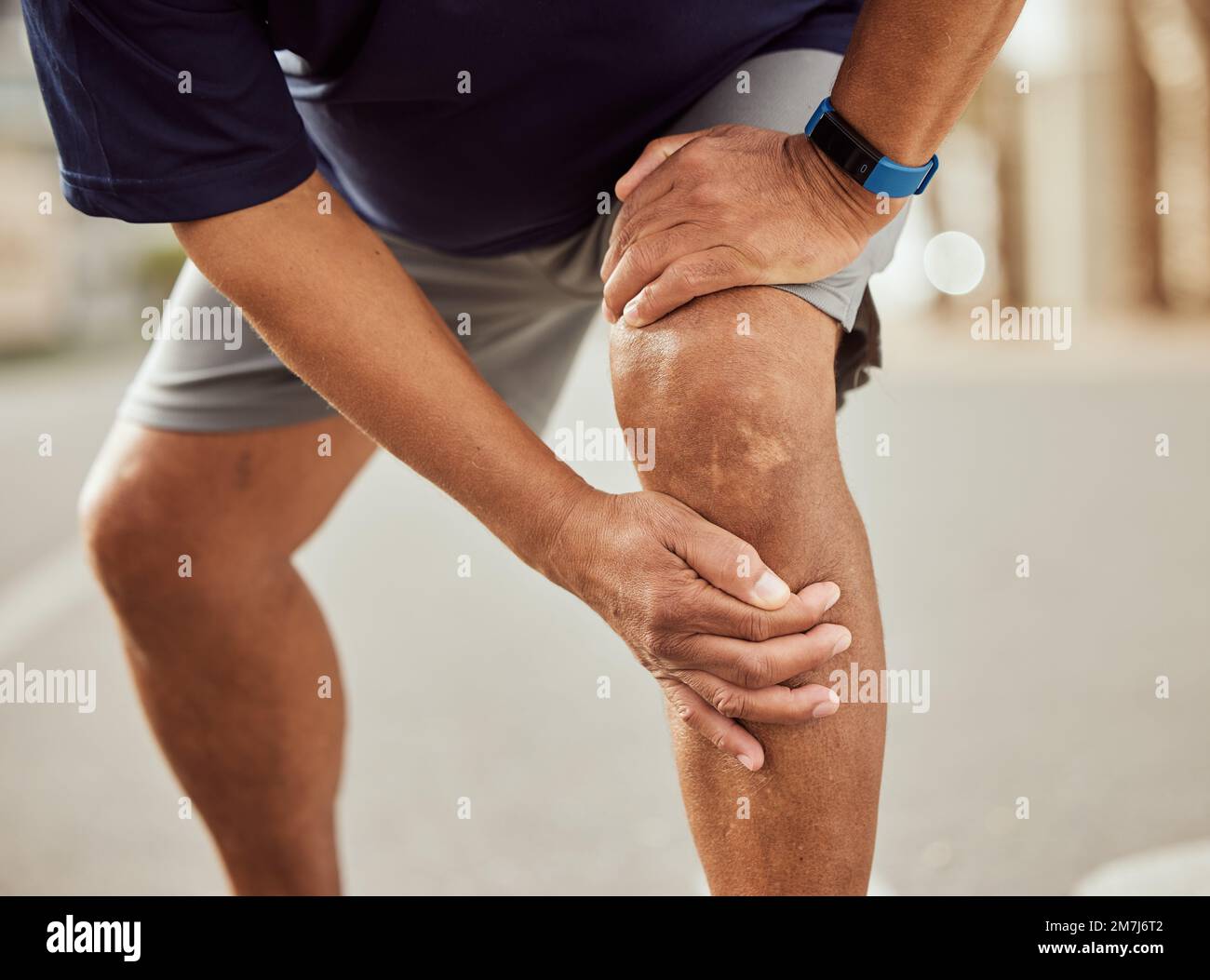 Forme physique, douleurs au genou et mains d'homme noir avec douleurs musculaires, douleurs articulaires et blessures après la course en ville. Sports, bien-être du corps et athlète masculin Banque D'Images