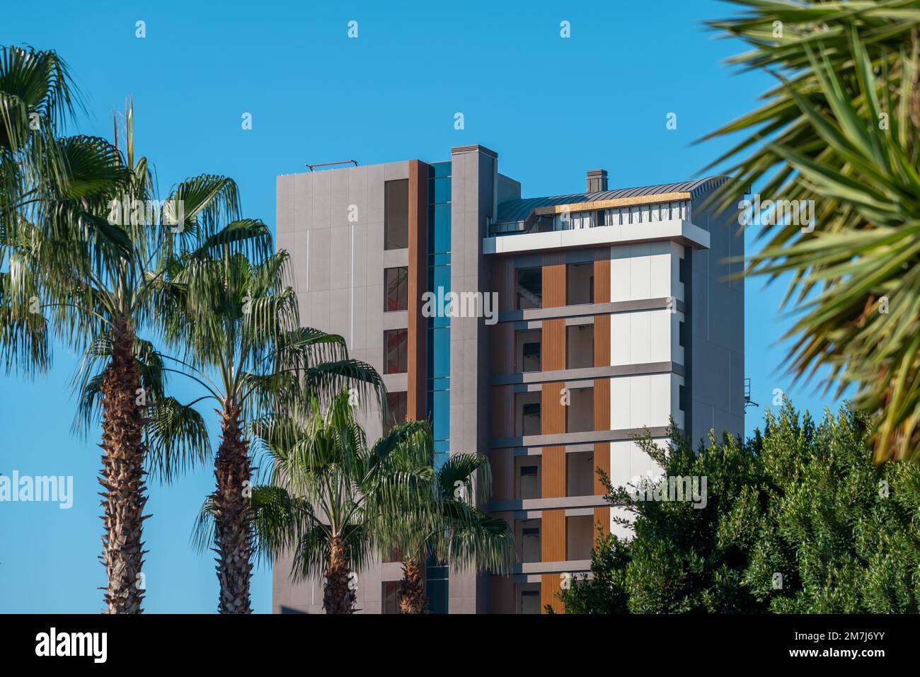Construction d'appartements récemment construite avec revêtement décoratif sur la façade Banque D'Images
