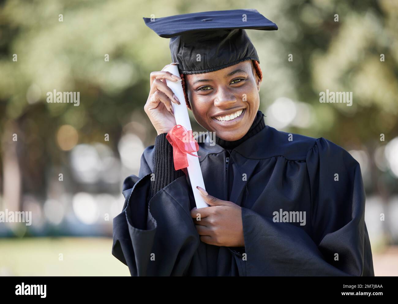 Diplômé avec certificat, femme noire à la graduation avec succès à l ...