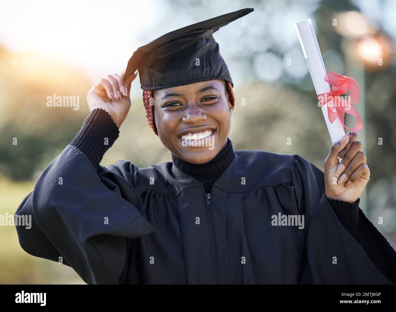 Diplômé, certificat et femme noire avec un maximum de diplôme en portrait, éducation avec succès et réussite universitaires. Étudiant, diplôme en extérieur Banque D'Images