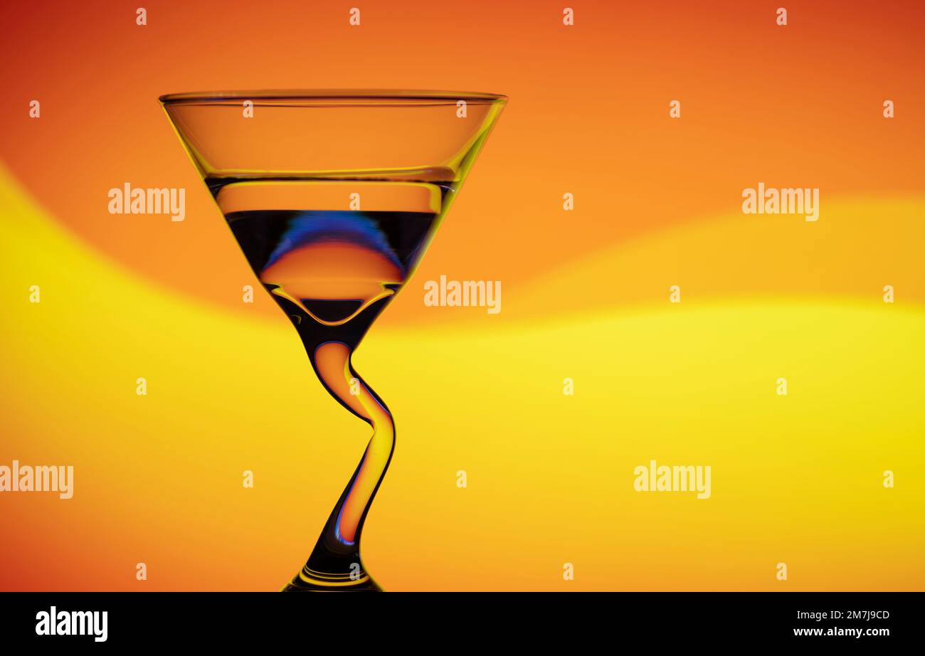 Magnifique verre à cocktail conique avec une tige en forme de bendy inhabituelle, photographié sur fond coloré produisant un motif de diffraction Banque D'Images