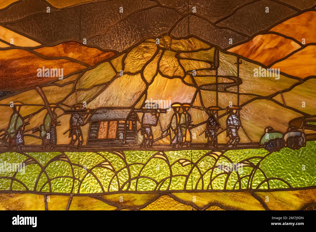 Japon, Honshu, Préfecture de Nagano, Karuizawa, Hôtel historique de Mampei, Fenêtre en vitraux du hall représentant une scène historique avec des voyageurs et des Moun Banque D'Images