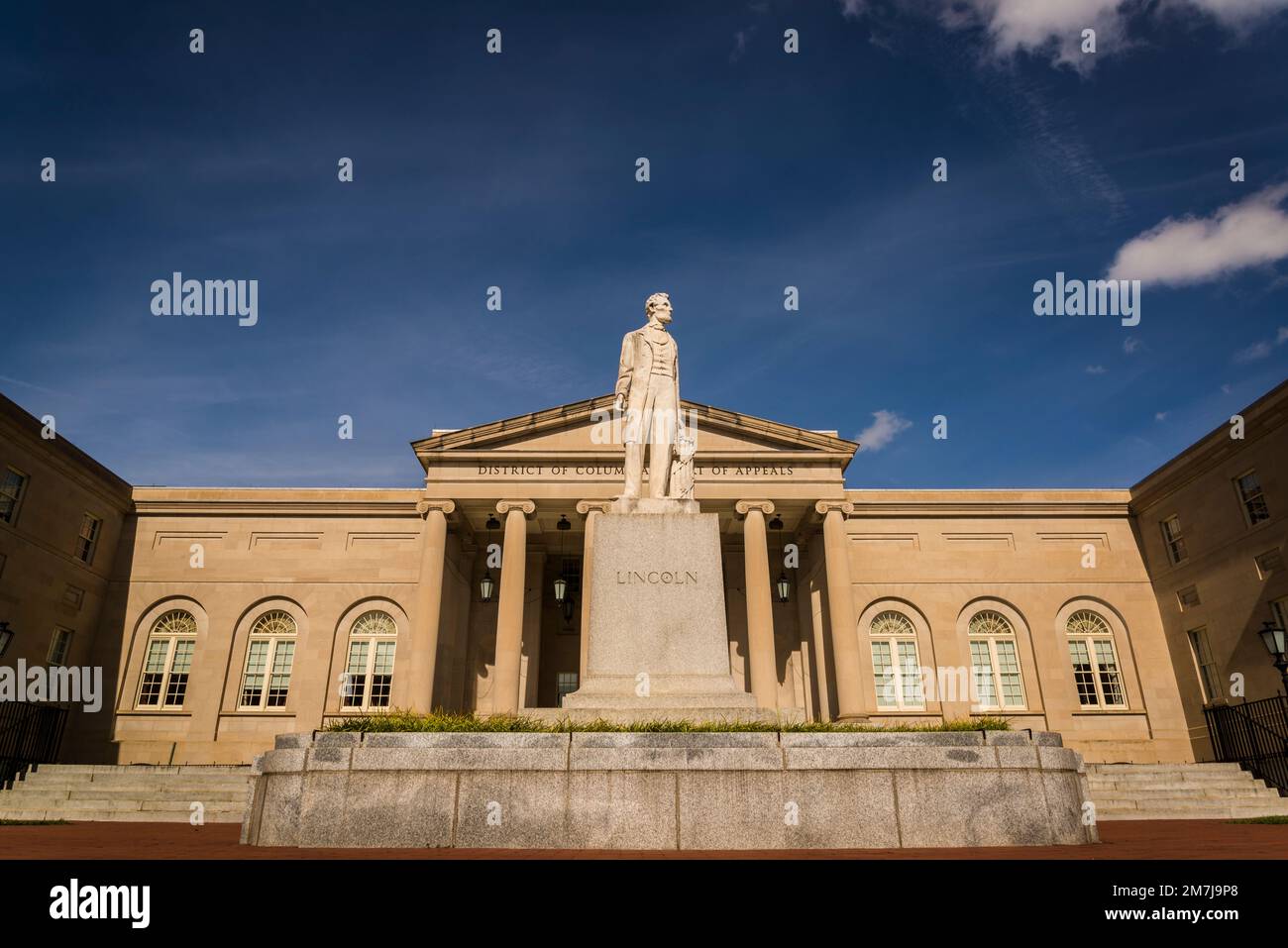 Statue d'Abraham Lincoln devant la Cour d'appel du district de Columbia, située dans l'ancien D.C. Hôtel de ville, un site historique national, Wash Banque D'Images